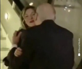 Gafă virală. Premierul libanez o sărută pe asistenta Giorgiei Meloni la scara avionului după ce a confundat-o cu premierul Italiei